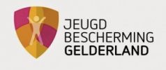 Logo van Jeugdbescherming Gelderland – zet zich in wanneer er zorgen zijn over de veiligheid van kinderen thuis.